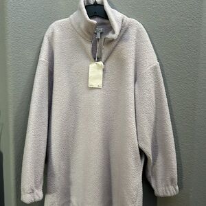 Oversized fit long sleeve dress.Zipper closure. Side -seam pockets.